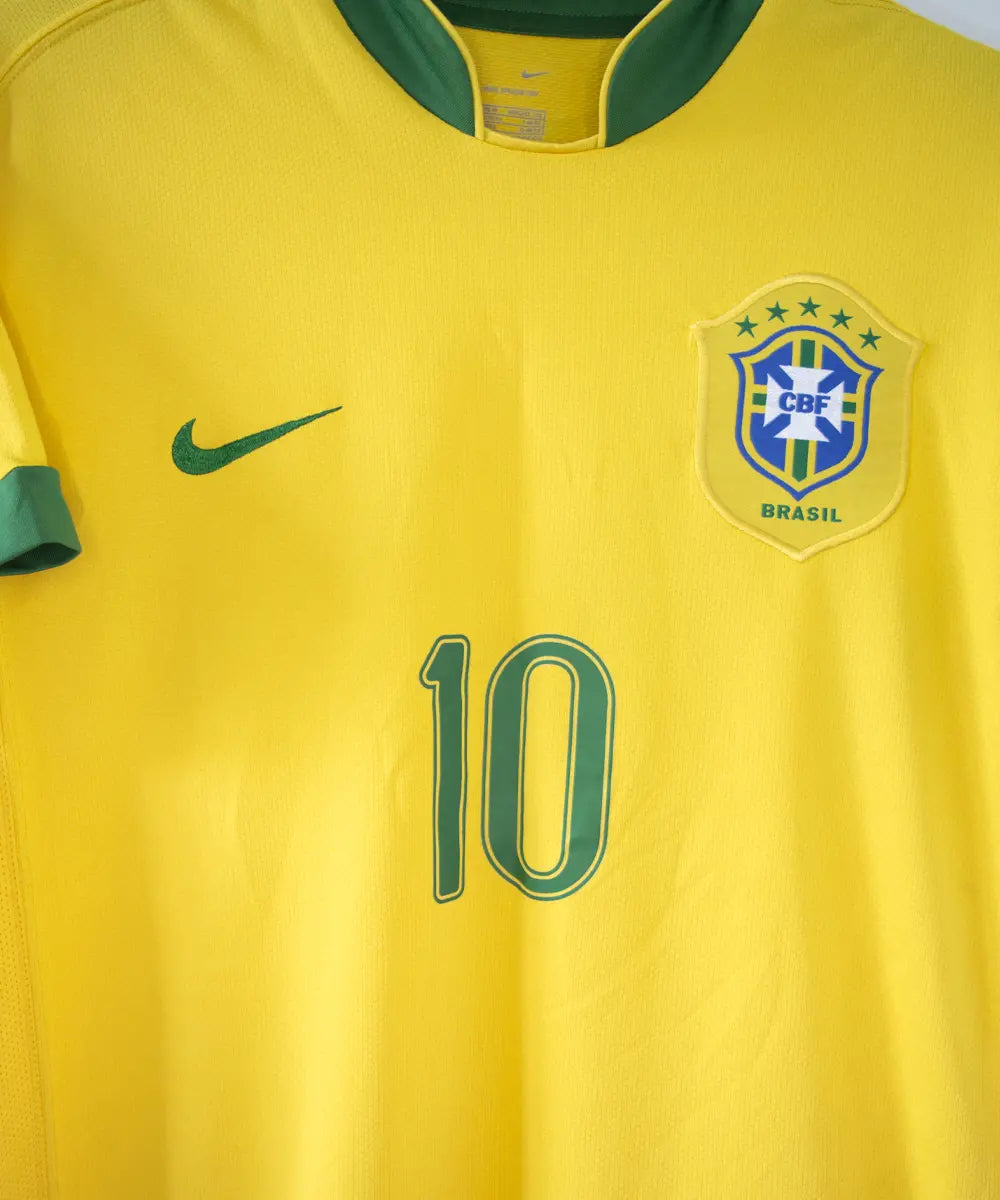Maillot domicile du brésil jaune et vert (2006-2008). Le maillot est floqué du numéro 10 Ronaldinho