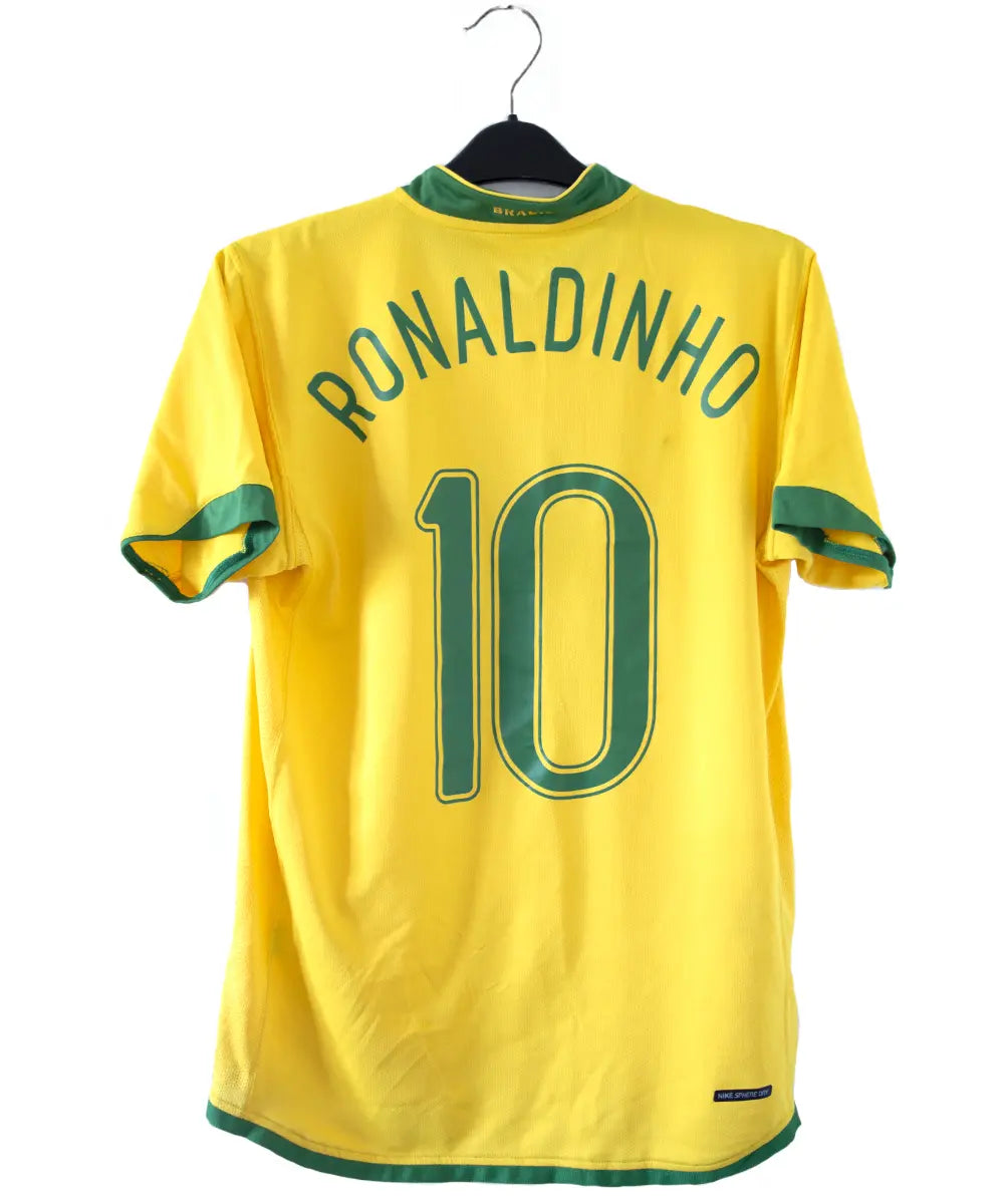 Maillot domicile du brésil jaune et vert (2006-2008). Le maillot est floqué du numéro 10 Ronaldinho