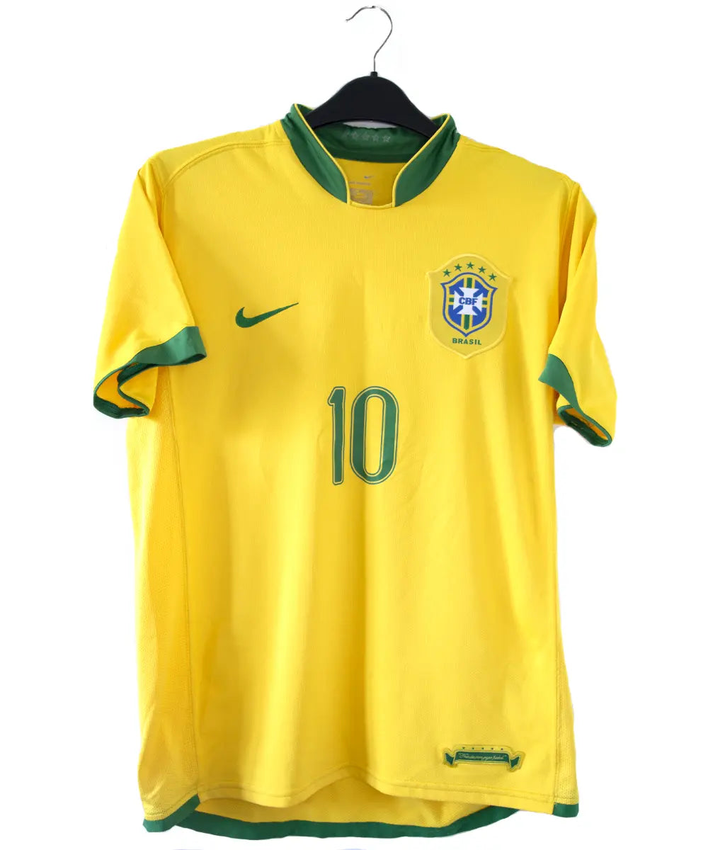 Maillot domicile du brésil jaune et vert (2006-2008). Le maillot est floqué du numéro 10 Ronaldinho
