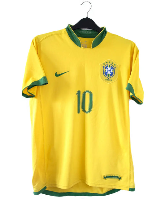 Maillot domicile du brésil jaune et vert (2006-2008). Le maillot est floqué du numéro 10 Ronaldinho